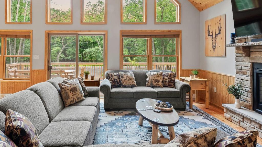 Posezení v ubytování Bluejay Getaway by AvantStay Walk to Lake 7BDR Hot Tub Pool Table