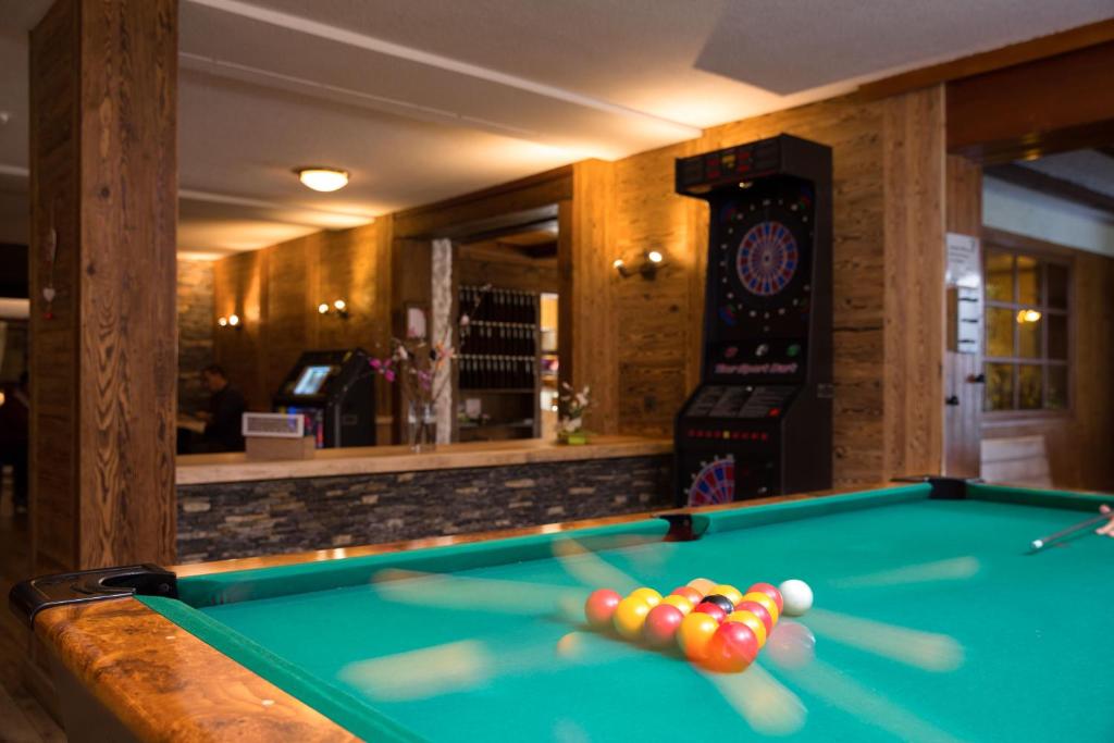 Biliár nebo kulečník v ubytování Hotel La Prairie