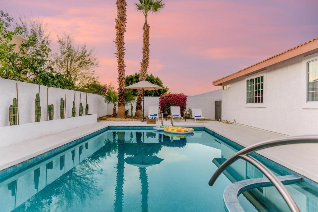 Πισίνα στο ή κοντά στο Casa Piña by AvantStay Vibrant Palm Springs Oasis w Colorful Stylish Design
