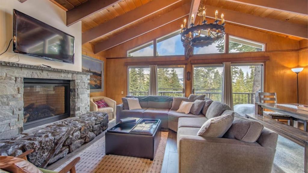 salon z kanapą i kominkiem w obiekcie Mahogany by AvantStay Snowbird Cabin w Full Chamberlands Access w mieście Homewood