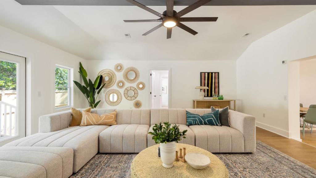 Posezení v ubytování Lumie by AvantStay 5BR Ranch w Firepit Patio