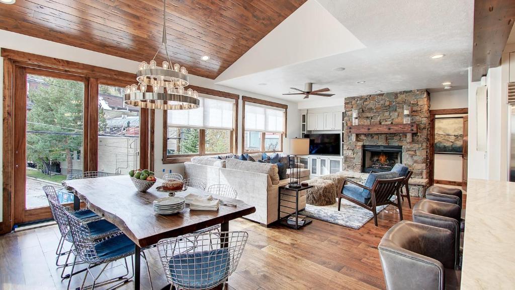 ein Wohnzimmer mit einem Esstisch und einem Kamin in der Unterkunft Main Street Escape by AvantStay Stunning Home right off Main Street w Hot Tub Large Deck in Park City