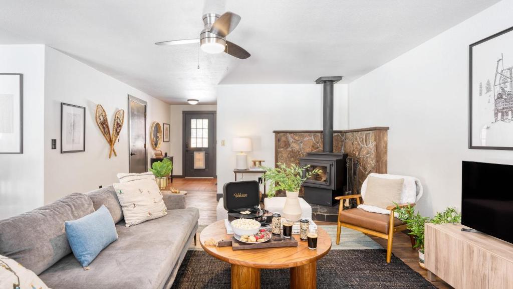 un salon avec un canapé et une table dans l'établissement Quiet River Bend Cabin by AvantStay 35 Mins to Mt Bachelor 10 Mins to Town Centre Hot Tub, à Bend