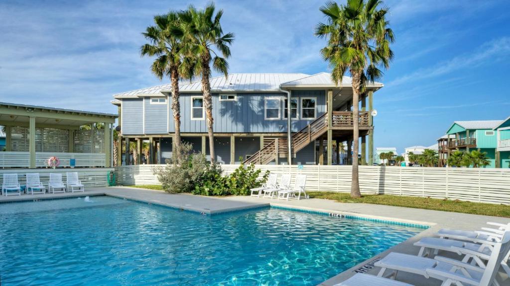 una casa con piscina e palme di Nature Preserve View Shared Pool Outdoor Living Casa Pescadora by AvantStay a Port Aransas