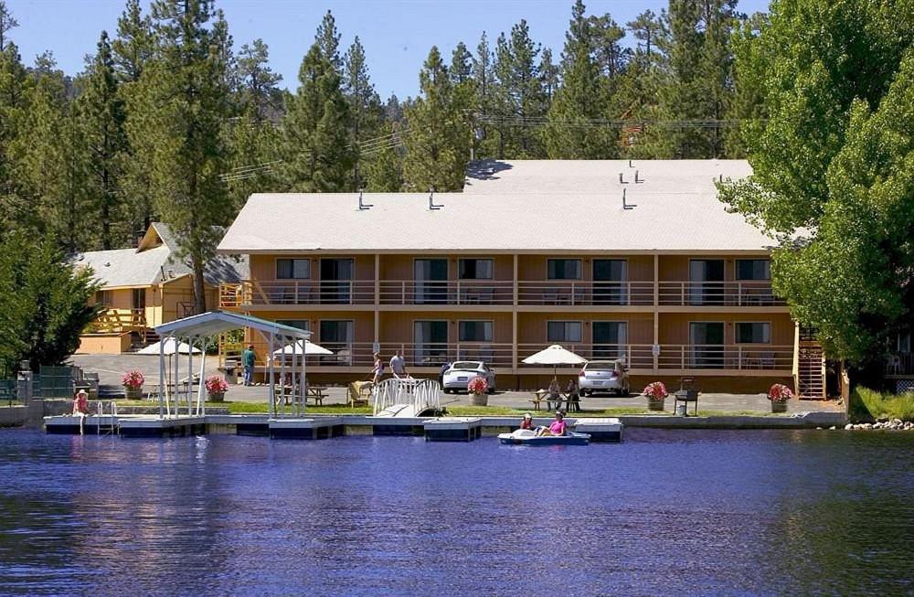 un gran edificio en el agua frente a un lago en The Big Bear Lakefront Lodge, en Big Bear Lake