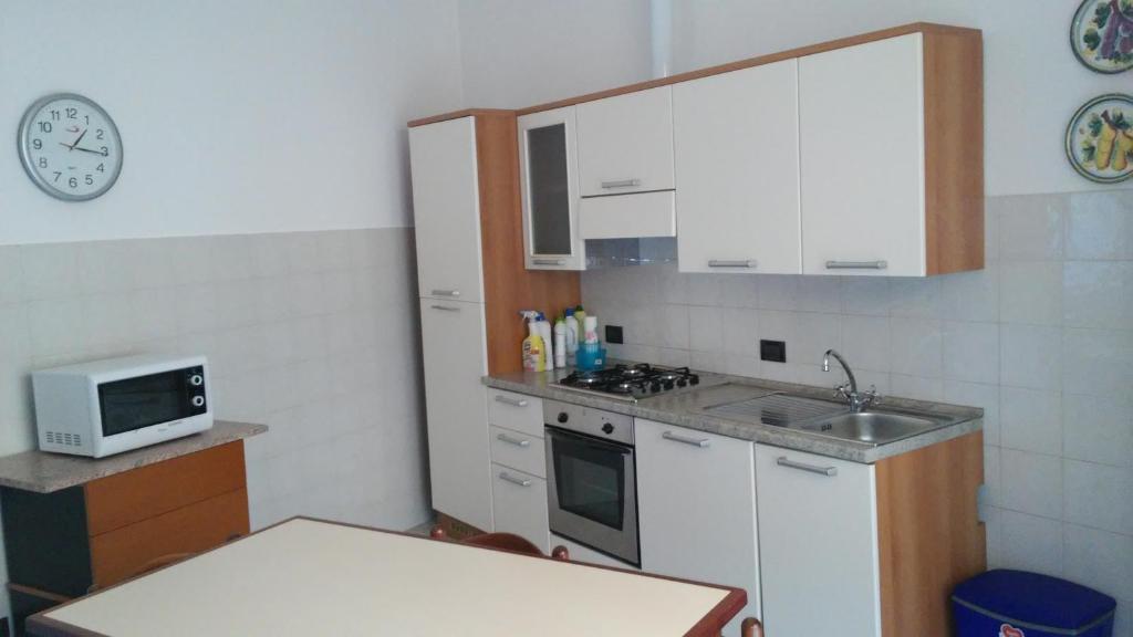 Kuchyň nebo kuchyňský kout v ubytování Emi Apartment