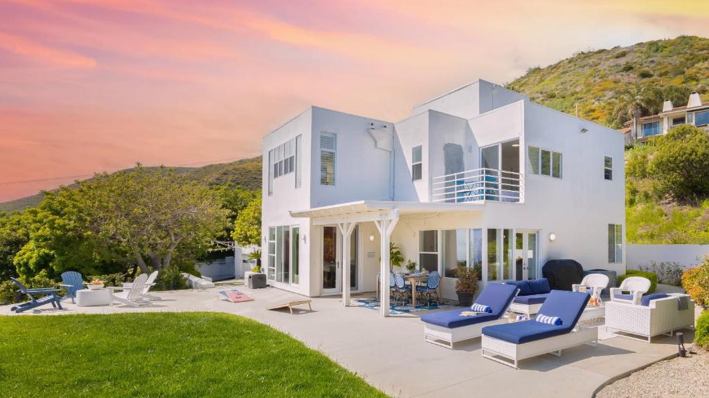 a villa with a view of the ocean at Stardust by AvantStay Views Hot Tub Pool Table in Malibu