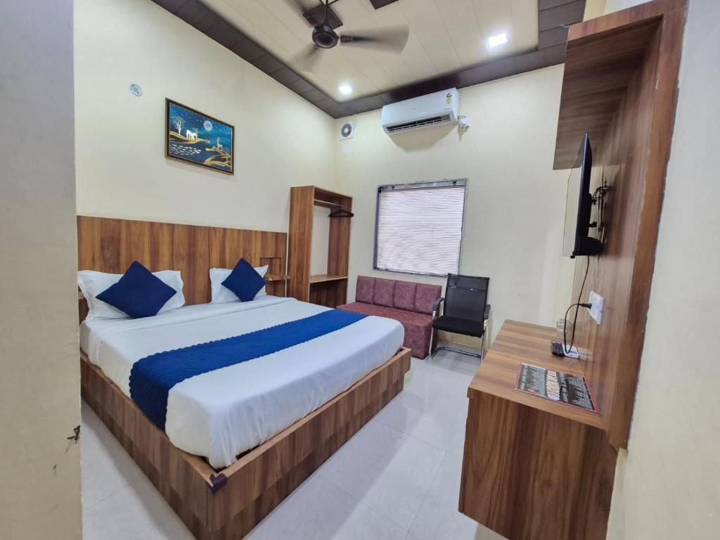 Postel nebo postele na pokoji v ubytování Hotel RK Residency Near Prem Mandir & bankey bihari temple # budget hotel near iskon temple free parking couple friendly hotel in vrindavan