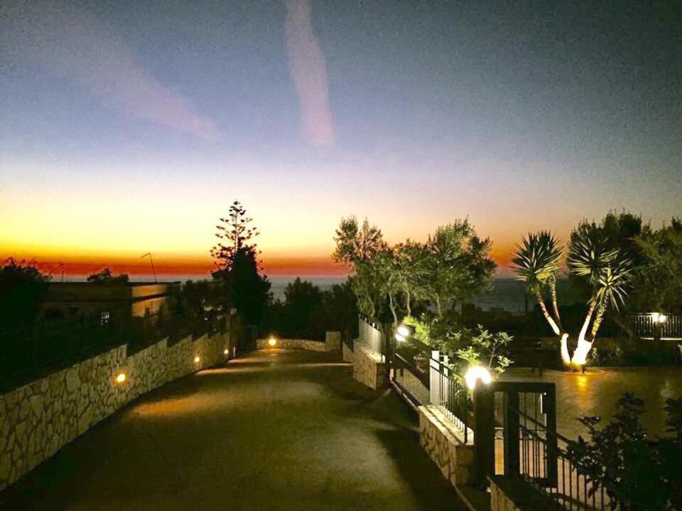 una vista di un tramonto da una casa di notte di Villa Ruffino a Balestrate