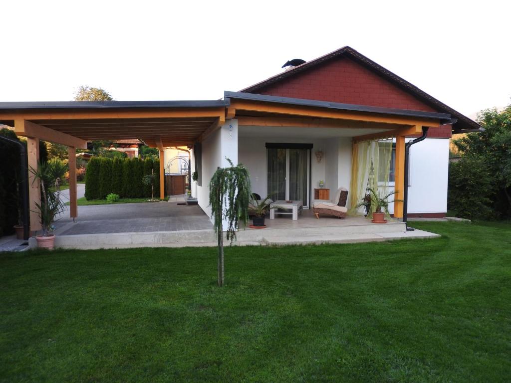 ein Haus mit grünem Rasen davor in der Unterkunft Ferienhaus Mochorko in Sittersdorf