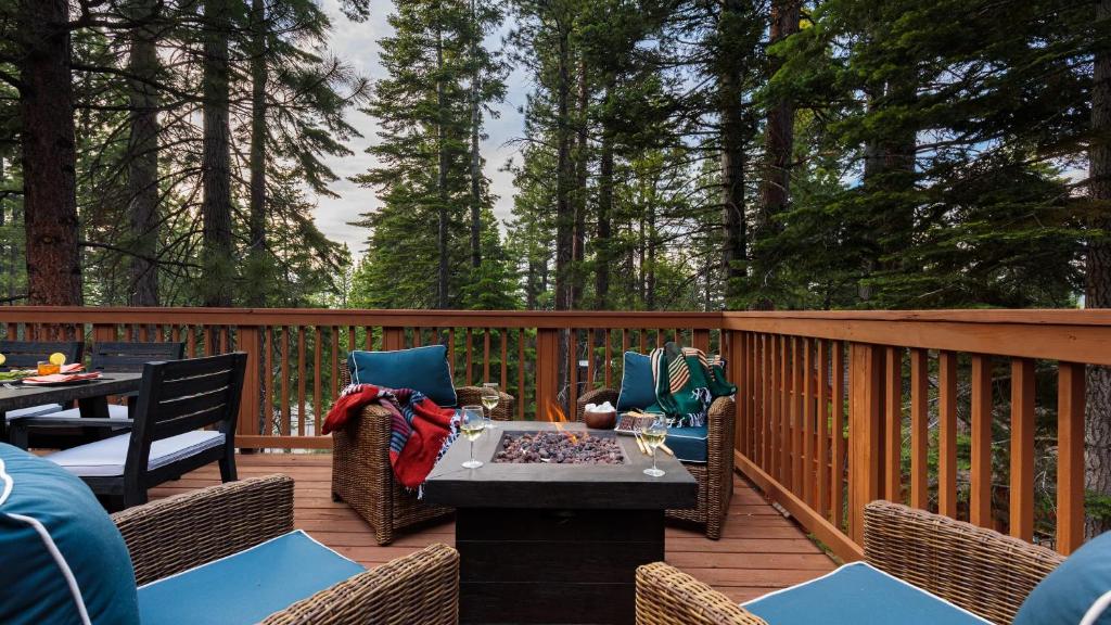 une terrasse avec des chaises en osier et une table sur une terrasse dans l'établissement Wolfe by AvantStay 5mins NorthStar w Hot Tub Fireplace 2 Private Decks, à Ponderosa Fairway Estates