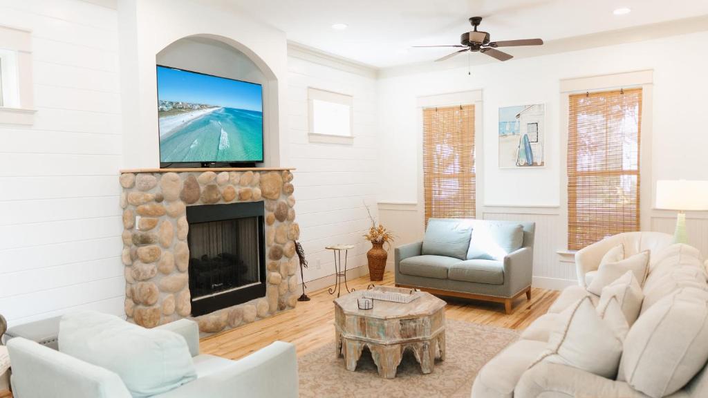 Istumisnurk majutusasutuses 5 Mins to Beach Shared Pool Covered Deck Bikes Heron Cottage by AvantStay