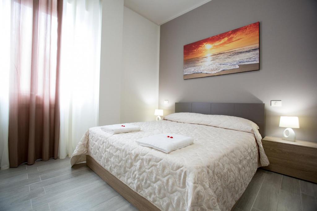 - une chambre avec un lit et 2 serviettes dans l'établissement La Suite, à Civitanova Marche