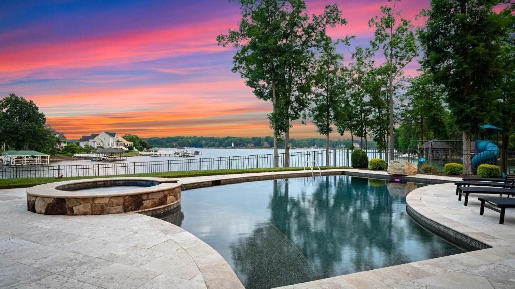basen z zachodem słońca w tle w obiekcie Paradise Pointe by AvantStay Lakefront Views Playset w mieście Lake Norman of Catawba