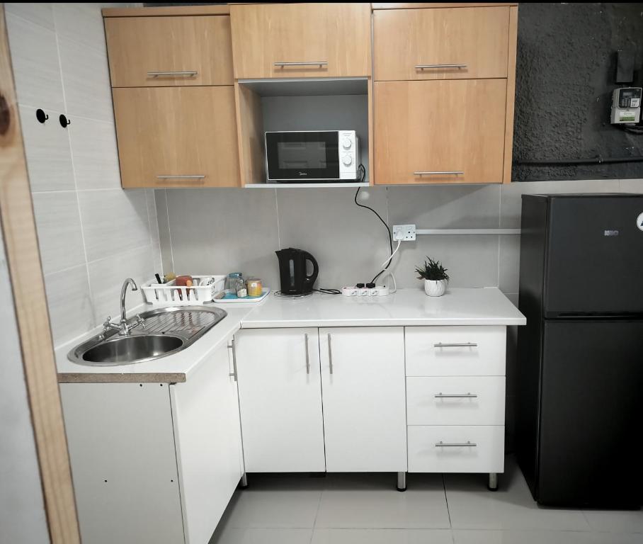 Η κουζίνα ή μικρή κουζίνα στο Roots Self Catering Budget Unit 2-Budget Room