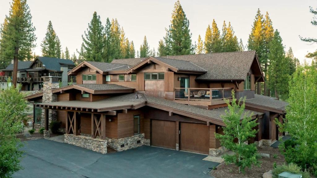 widok z góry na dom w obiekcie Quartz by AvantStay Stunning Home In Truckee w Views w mieście Ponderosa Fairway Estates