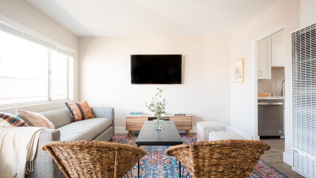 Μια τηλεόραση ή/και κέντρο ψυχαγωγίας στο Seashore III by AvantStay In the Heart of La Jolla 5mins from the Beach