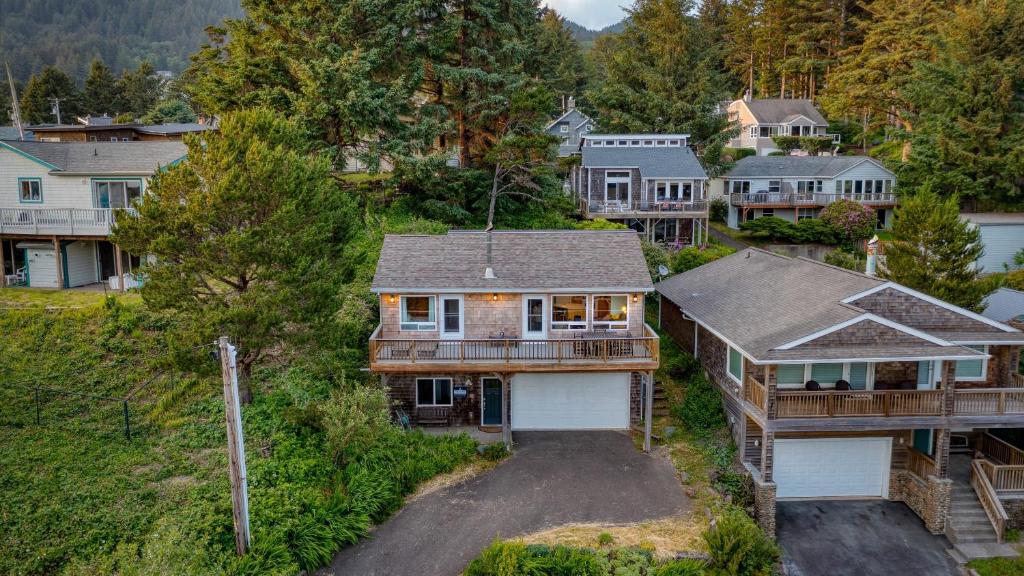 una vista aérea de una casa en Bella Sol by AvantStay Ocean Views Game Room, en Nehalem