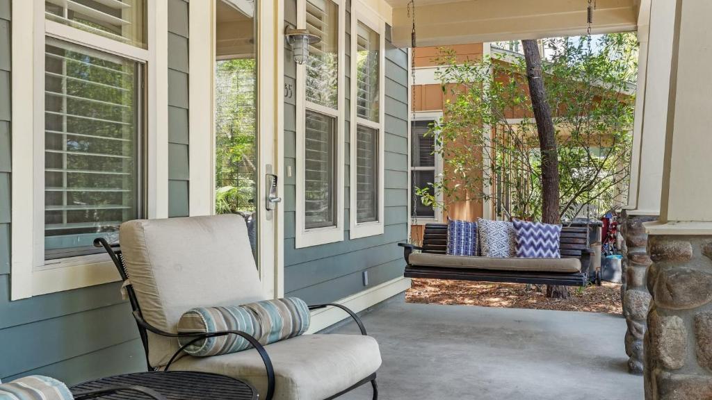 un porche con 2 sillas y 2 ventanas en Teal Dreams by AvantStay 3 blocks to Beach Back Patio Seating, en Santa Rosa Beach
