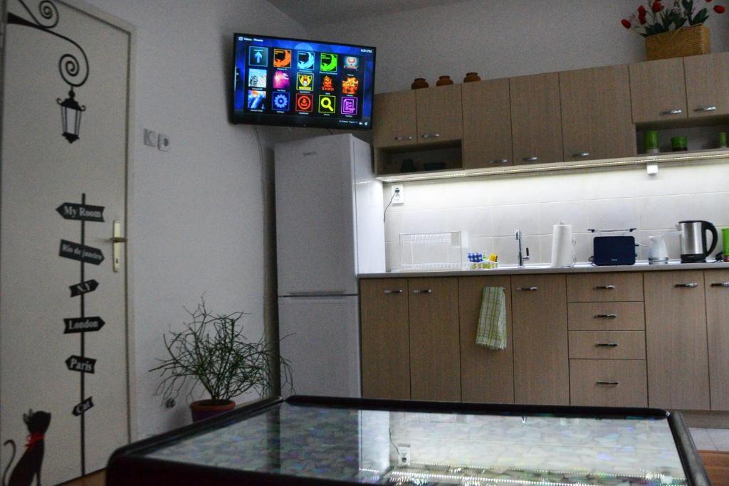 Kuchyň nebo kuchyňský kout v ubytování Skopje Hostel