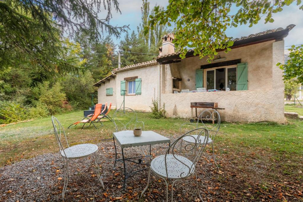 un tavolo e delle sedie davanti a una casa di Aux Portes Des Gorges Du Verdon a Peyroules