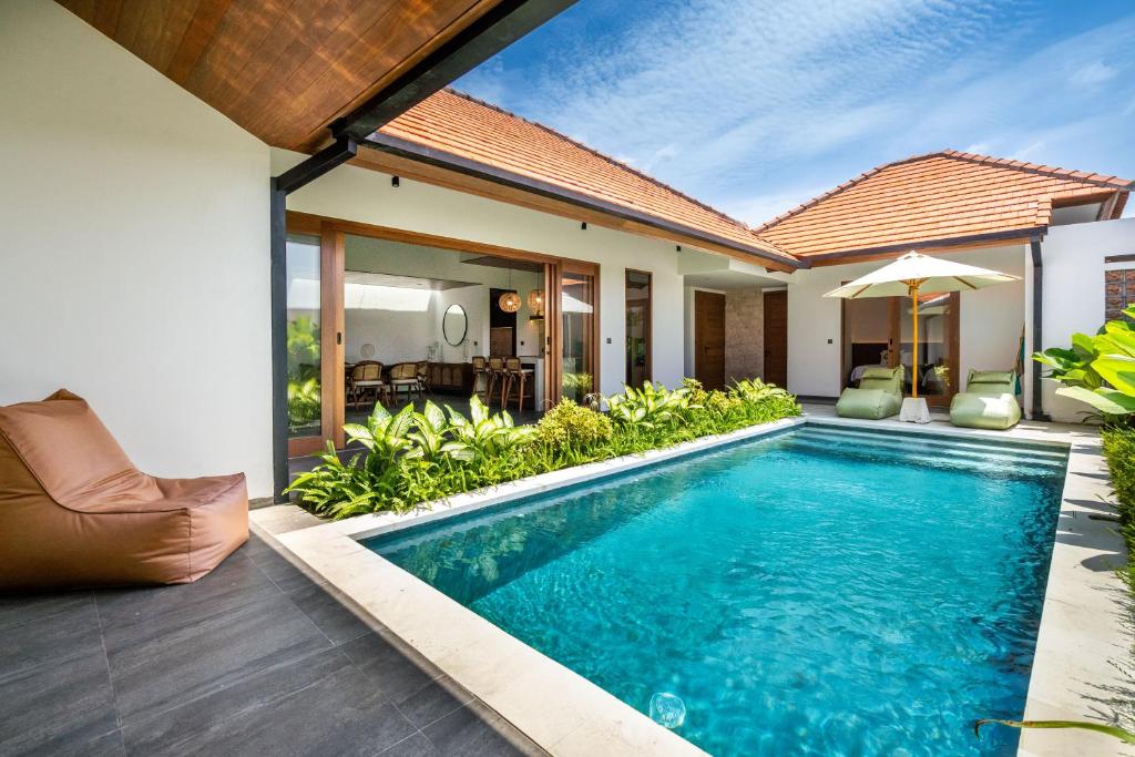 ein Bild eines Swimmingpools in einer Villa in der Unterkunft Villa Domus - B4 in Sanur