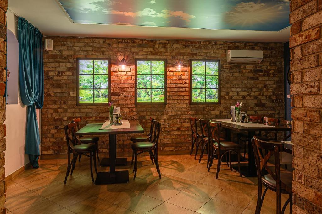 Old Tree Home & Restaurant - 8