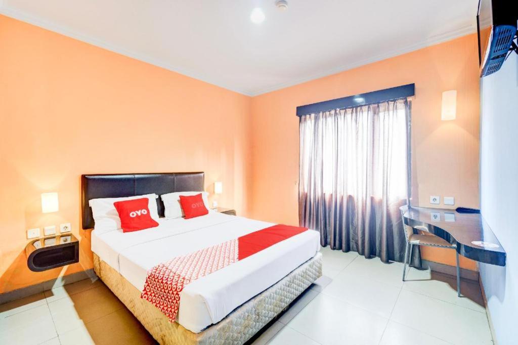 Postel nebo postele na pokoji v ubytování Collection O Manggis Inn