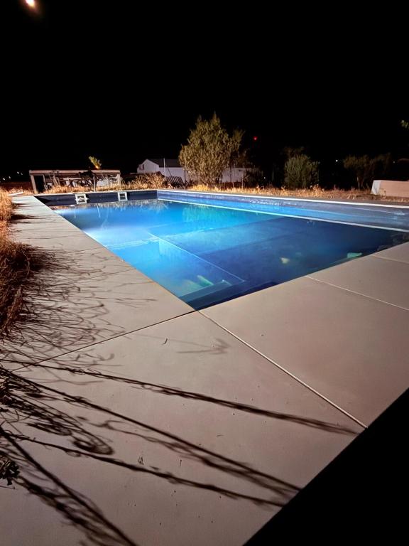 einen Pool in der Nacht mit in der Unterkunft Rural night in Albarreal de Tajo