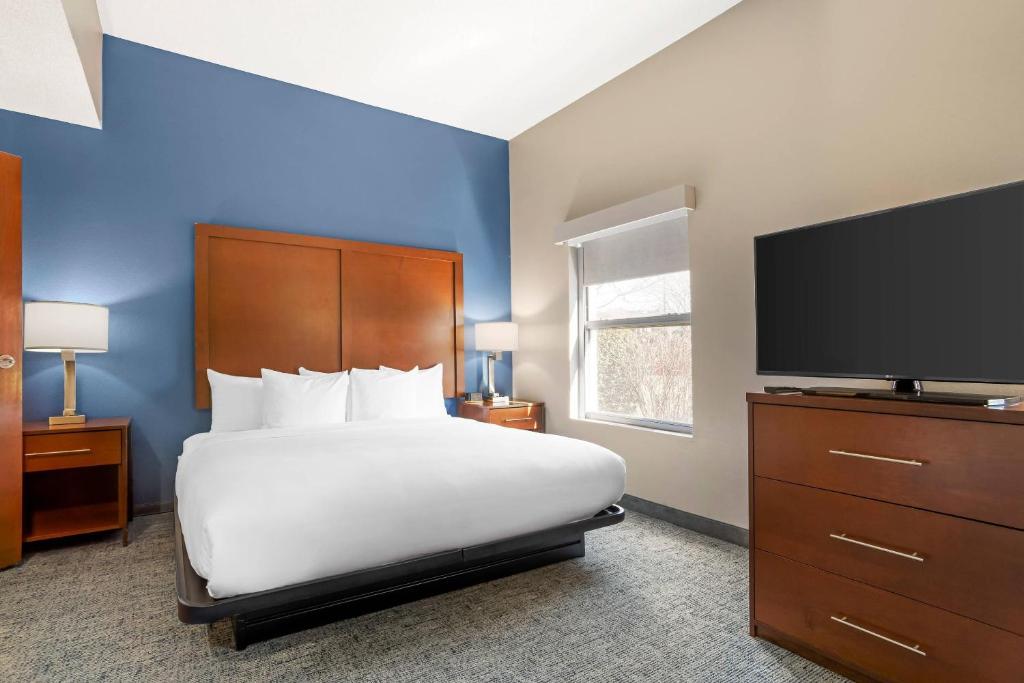Comfort Suites near Birkdale Village- Huntersville photo