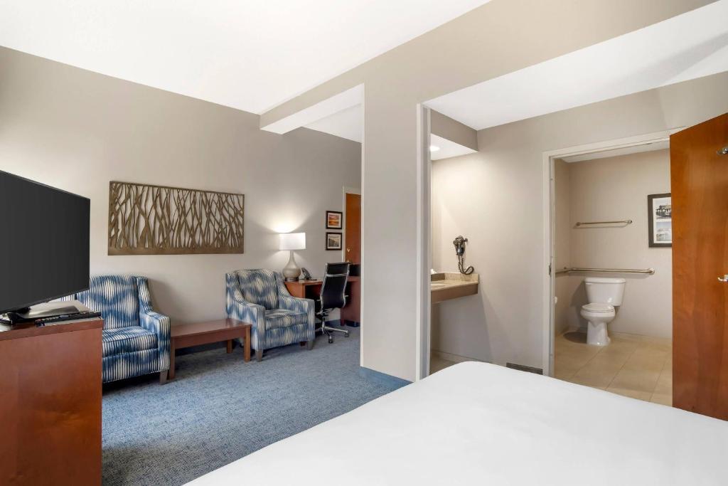 Comfort Suites near Birkdale Village- Huntersville photo