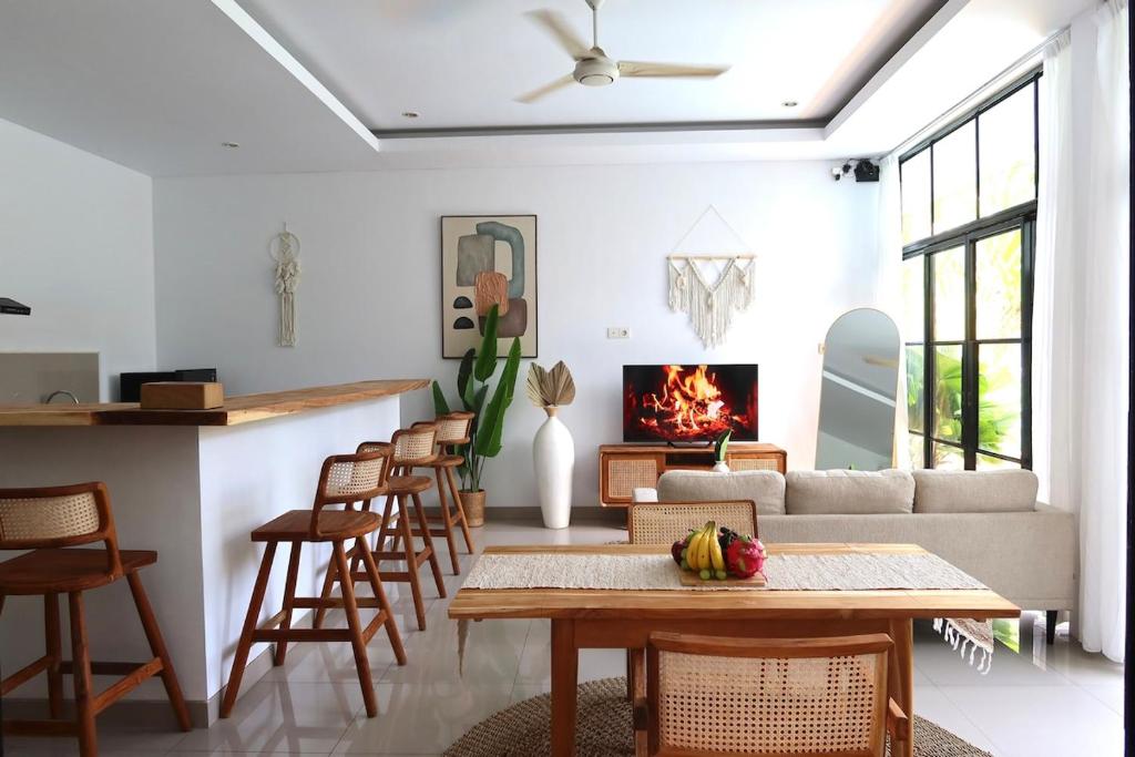 Χώρος καθιστικού στο Bohemian Luxury 3 BR - In the Center of Canggu with a Pool