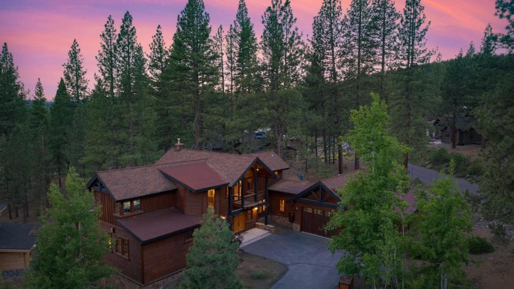 una vista aérea de una casa en el bosque en Grays Crossing by AvantStay Stunning 4BDR Cabin, en Truckee