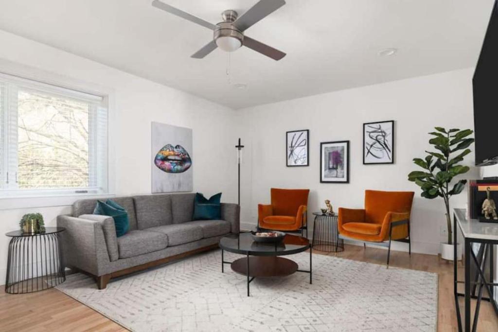 un soggiorno con un divano e un ventilatore a soffitto di Vibrant Gem in the Heart of Midtown Walkscore 93 ad Atlanta