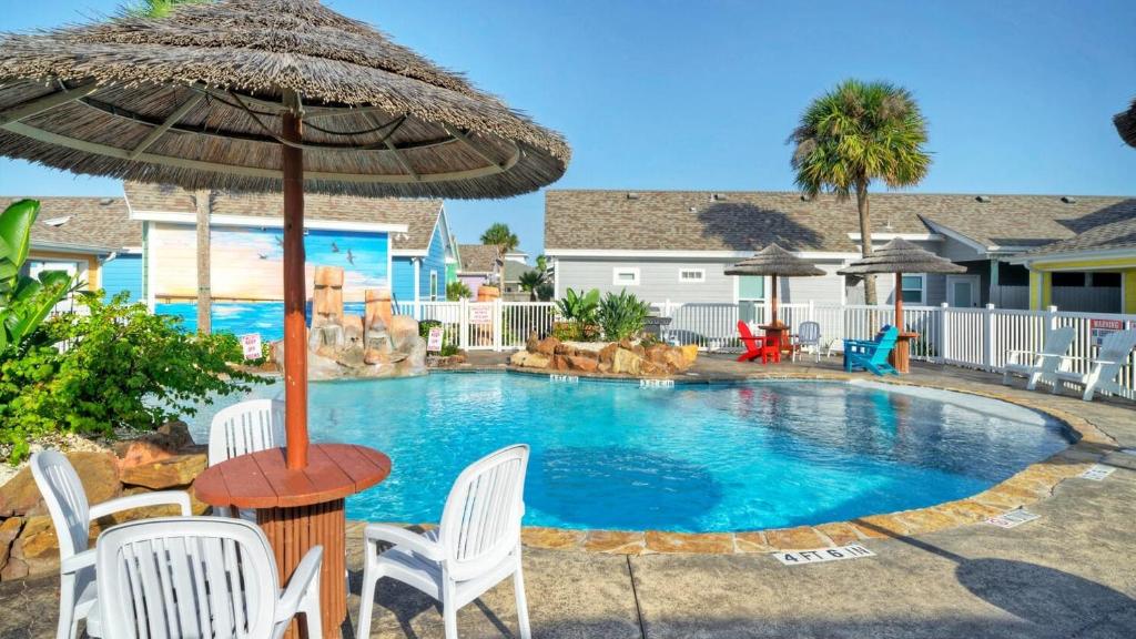 Bazén v ubytování Coastal Vibe by AvantStay Sunset at the Pool and Playscape nebo v jeho okolí