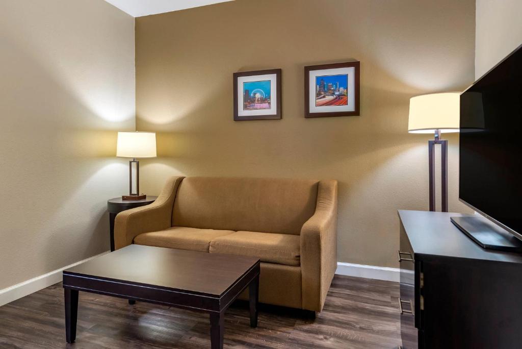 Comfort Inn & Suites near Six Flags - 