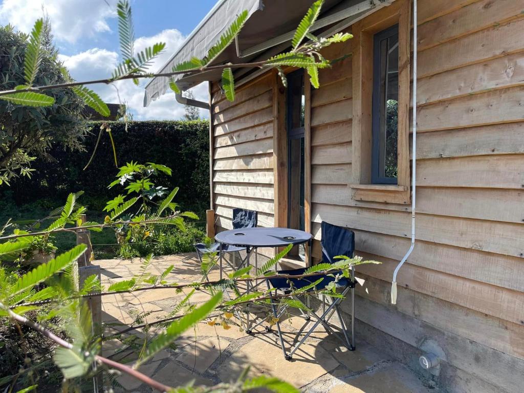 Κήπος έξω από το Couple's Wood Cabin in Naivasha - Elwai Visitor Centre