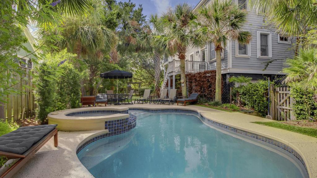 Πισίνα στο ή κοντά στο 2701 Palm Boulevard by AvantStay Steps to the Beach Ping Pong Putting Green