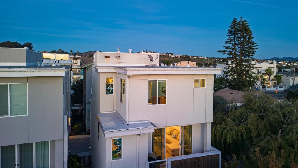 ピズモ・ビーチにあるCasa do Sol by AvantStay Rooftop Deck w Ocean Views 2 blocks to Beachの市街の景色を望む建物