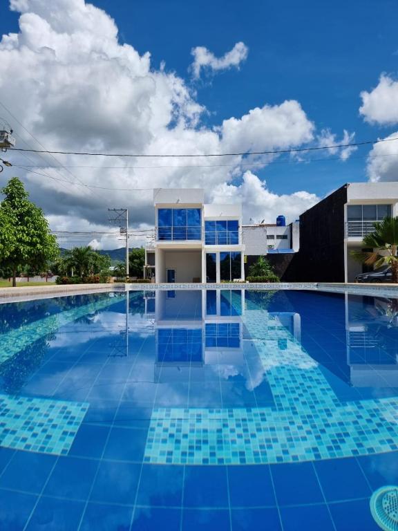 a swimming pool in front of a building at Casa Flandes hermosa y muy cerca de todo in Flandes