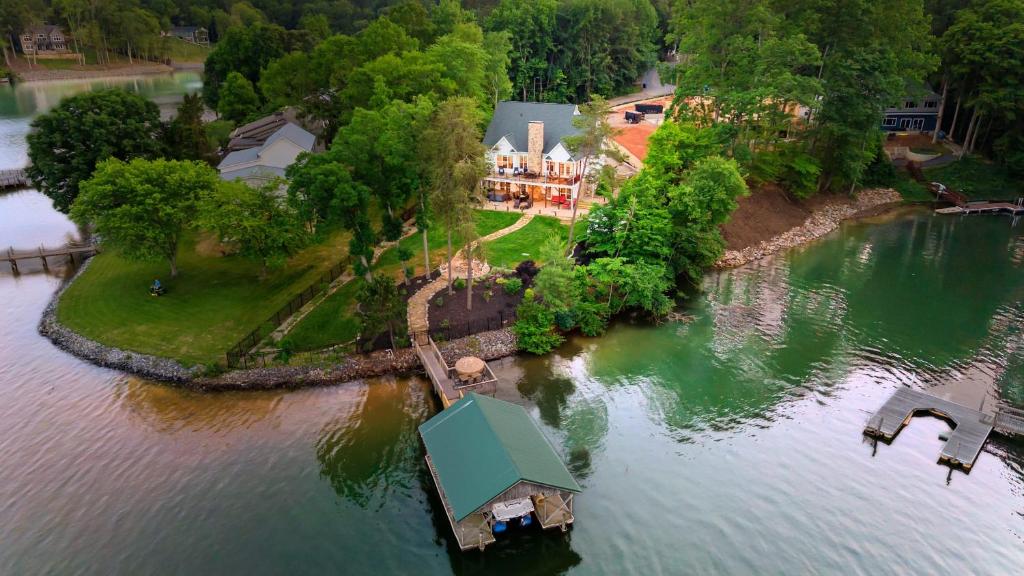 Sherrills FordにあるSpacious Waterfront Home on Lake Norman with Firepit Views and Dock Accessの水上の島の家屋