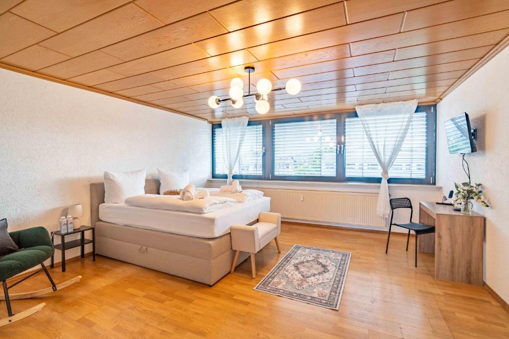 ein Schlafzimmer mit einem großen weißen Bett in einem Zimmer in der Unterkunft City Wohnung am Hbf mit 2 Schlafzimmern und Sky in Koblenz