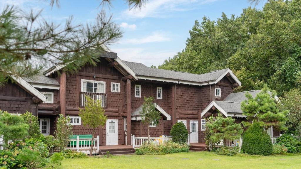 una casa grande con ladrillo marrón en Ganghwa Izba Pension, en Incheon