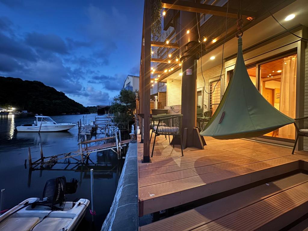 een huis aan het water met een boot op de steiger bij UMI&kanzanji in Hamamatsu