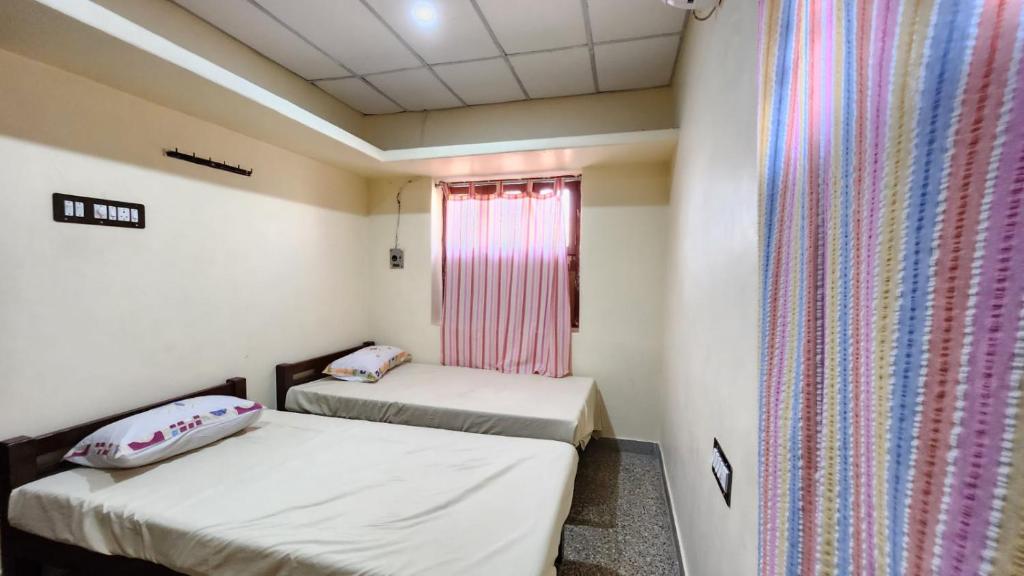 Ένα ή περισσότερα κρεβάτια σε δωμάτιο στο HARI HOME STAY
