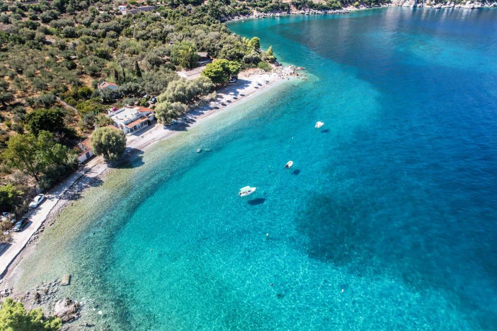 Una vista aérea de una playa con barcos en el agua. en AMMOR Beach houses, Nisida, en Áno Fanárion