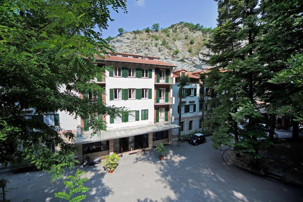 una vista aérea de un edificio en una ciudad en Terme di Acquasanta Hotel Italia & Spa, en Acquasanta Terme