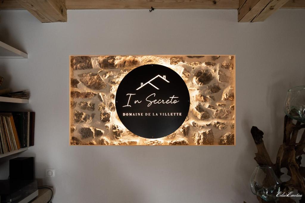 a sign that says i to sparkle on a wall at In Secreto in Dunières