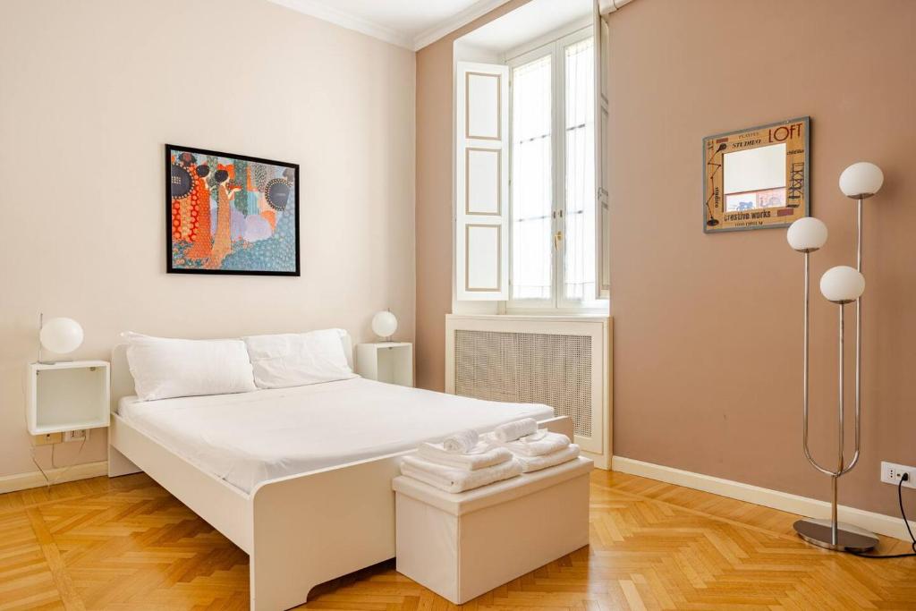 Un dormitorio con una cama blanca y una ventana. en Lilla’s Apartment, en Roma