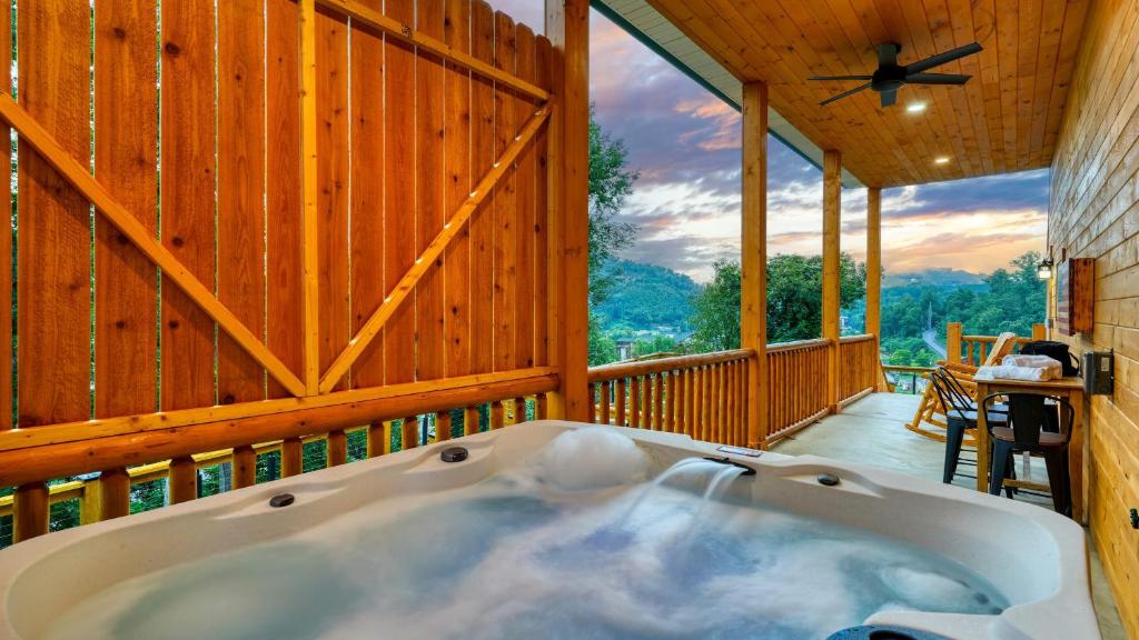 Galería fotográfica de Hot Tub Game Room Views Near Downtown Gatlinburg Perfect Too by AvantStay en Gatlinburg